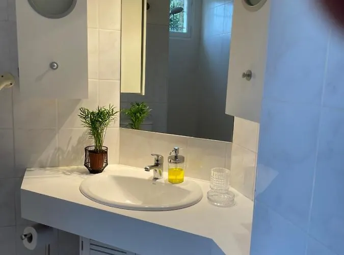 Hébergement de vacances 50 M2 T2 Au Calme, Lumineux, Confortable, Cosy, Climatisé, Privatif Avec Parking Gratuit Et Terrasse